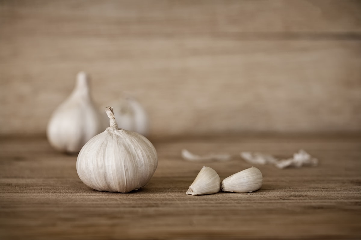 Aglio fresco sulla tavola